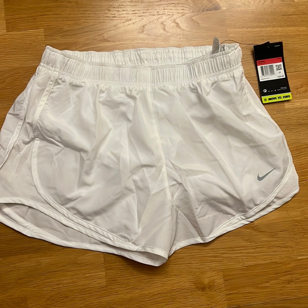 New with tags women’s Nike dry fit shorts White size L